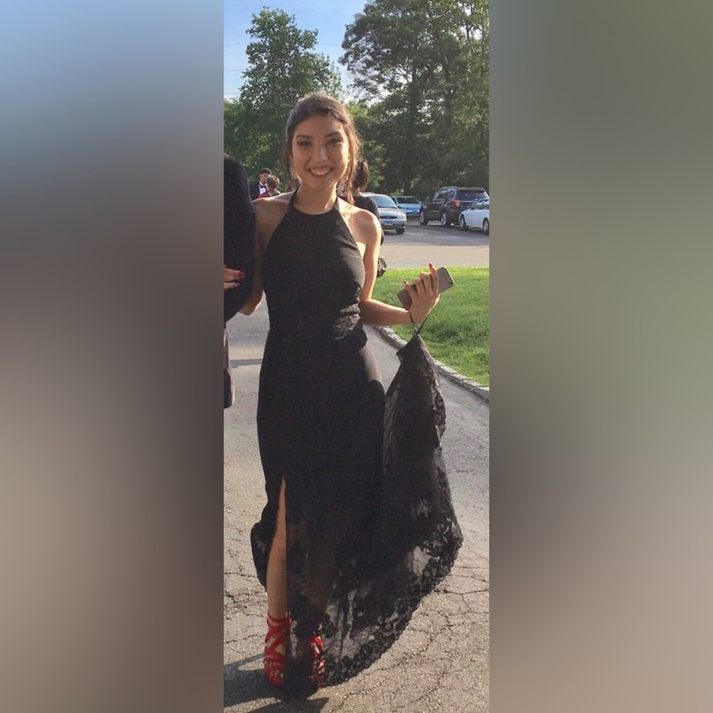 A black laced prom dress